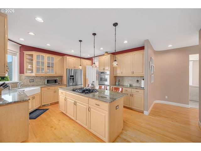 2530 BEACON HILL Dr, West Linn, OR 97068