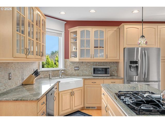 2530 BEACON HILL Dr, West Linn, OR 97068