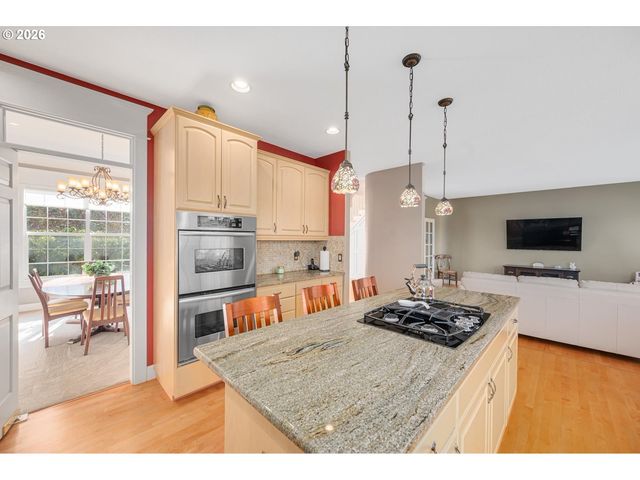 2530 BEACON HILL Dr, West Linn, OR 97068