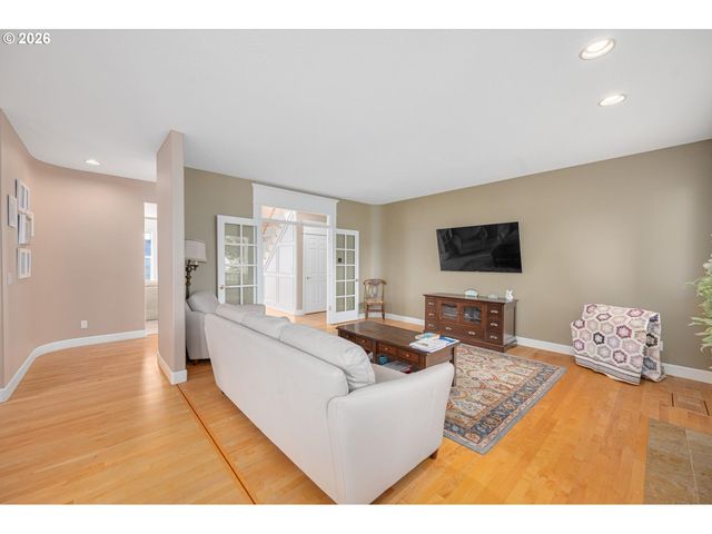 2530 BEACON HILL Dr, West Linn, OR 97068