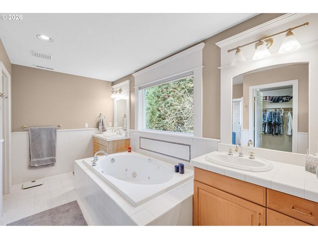 2530 BEACON HILL Dr, West Linn, OR 97068