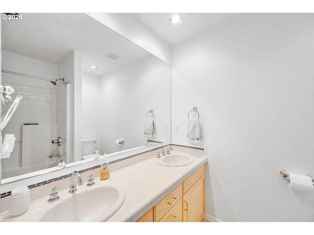 2530 BEACON HILL Dr, West Linn, OR 97068