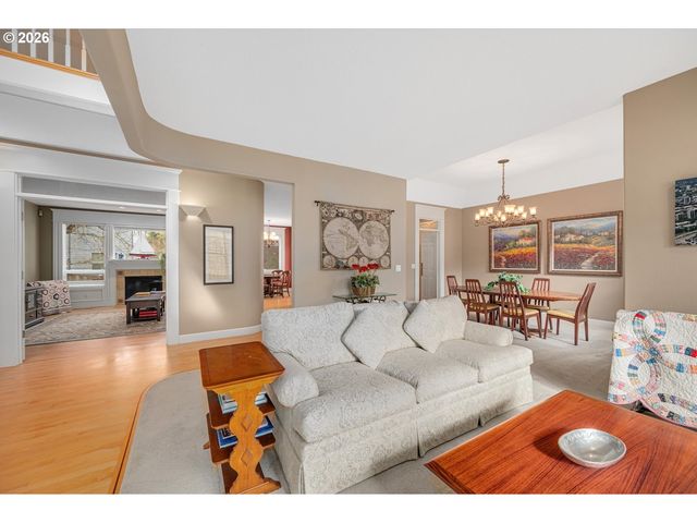 2530 BEACON HILL Dr, West Linn, OR 97068