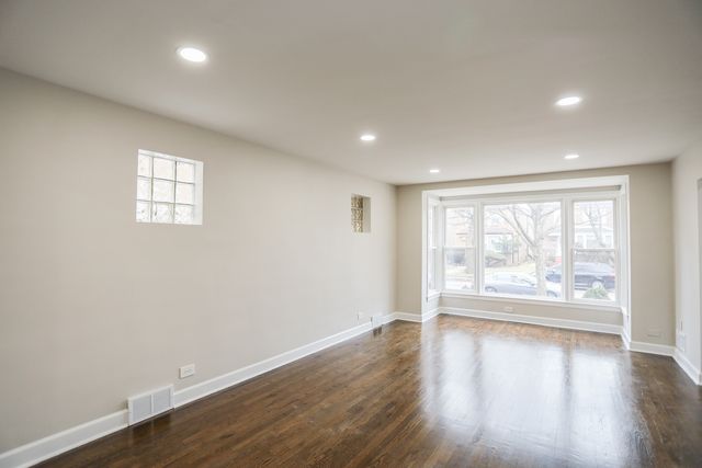 3126 W Chase Avenue, Chicago, IL 60645