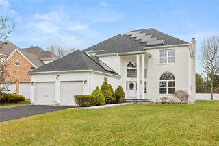 19 Trail Blazer Court, Holbrook, NY 11741