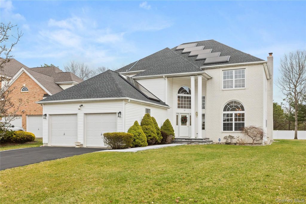 19 Trail Blazer Court, Holbrook, NY 11741