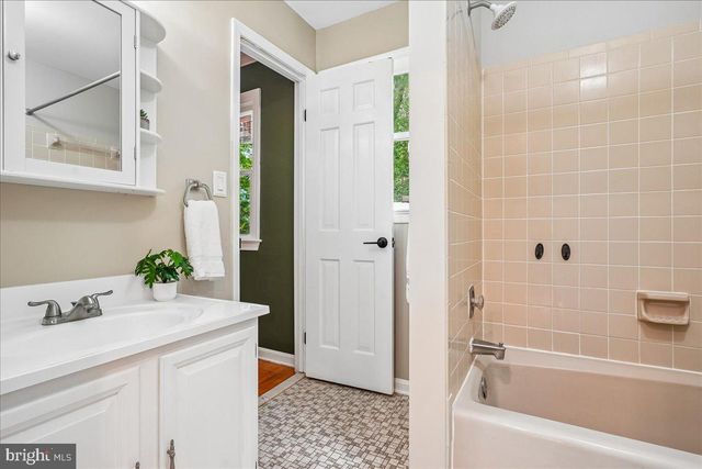 8021 WHITTING DR, Manassas, VA 20112