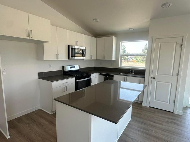 621 NE Arnold Street 174, Madras, OR 97741