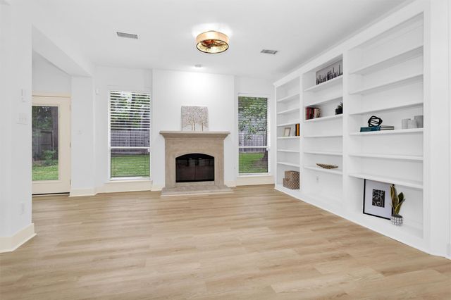 18 Endor Forest Place, The Woodlands, TX 77382