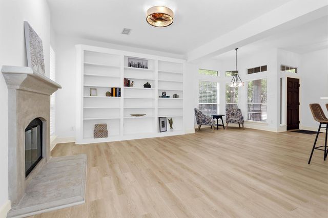 18 Endor Forest Place, The Woodlands, TX 77382