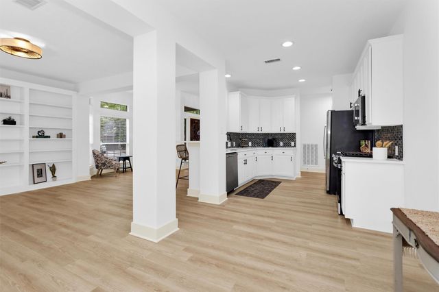 18 Endor Forest Place, The Woodlands, TX 77382