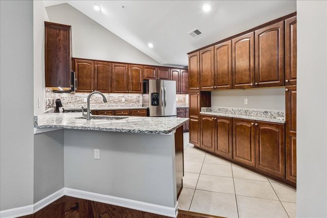 1616 W SOUTHFIELD CIR, Memphis, TN 38016