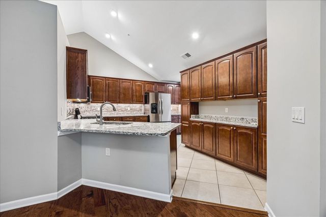 1616 W SOUTHFIELD CIR, Memphis, TN 38016