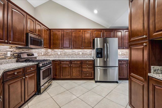 1616 W SOUTHFIELD CIR, Memphis, TN 38016