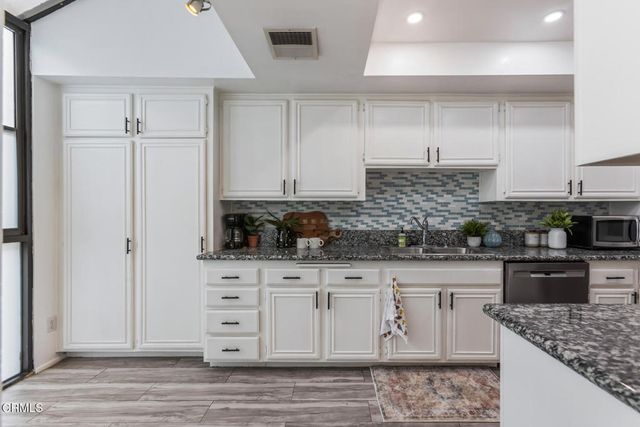 5230 Bellingham Avenue 6, Valley Village, CA 91607