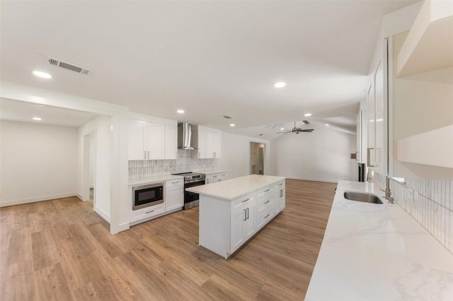 33003 E Westwood Square East Drive E, Magnolia, TX 77354
