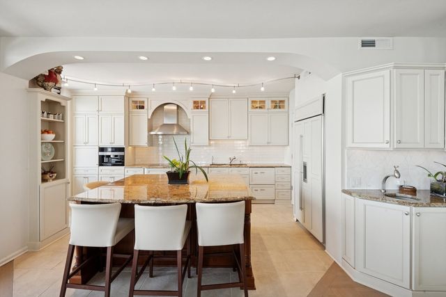 1040 N LAKE SHORE Drive 32D, Chicago, IL 60611