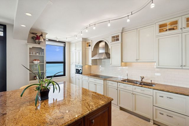 1040 N LAKE SHORE Drive 32D, Chicago, IL 60611