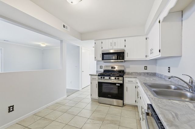 2390 Bicentennial Avenue 8, Crest Hill, IL 60403