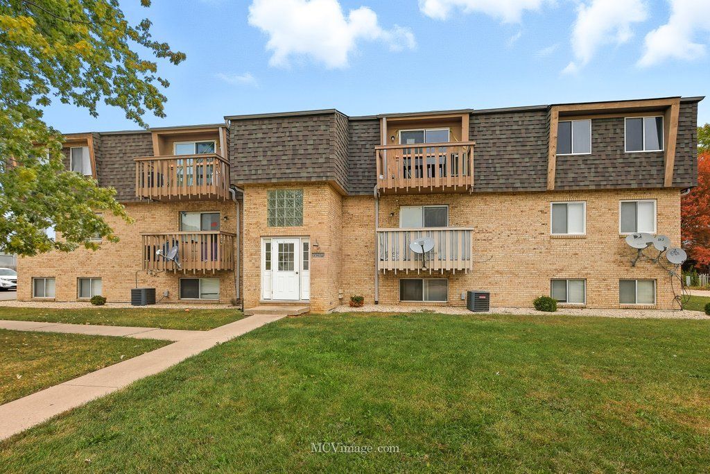 2390 Bicentennial Avenue 8, Crest Hill, IL 60403