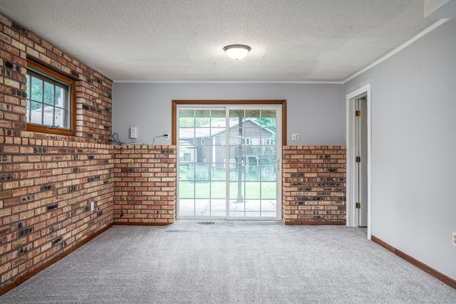 2853 Forest Road, Davenport, IA 52803