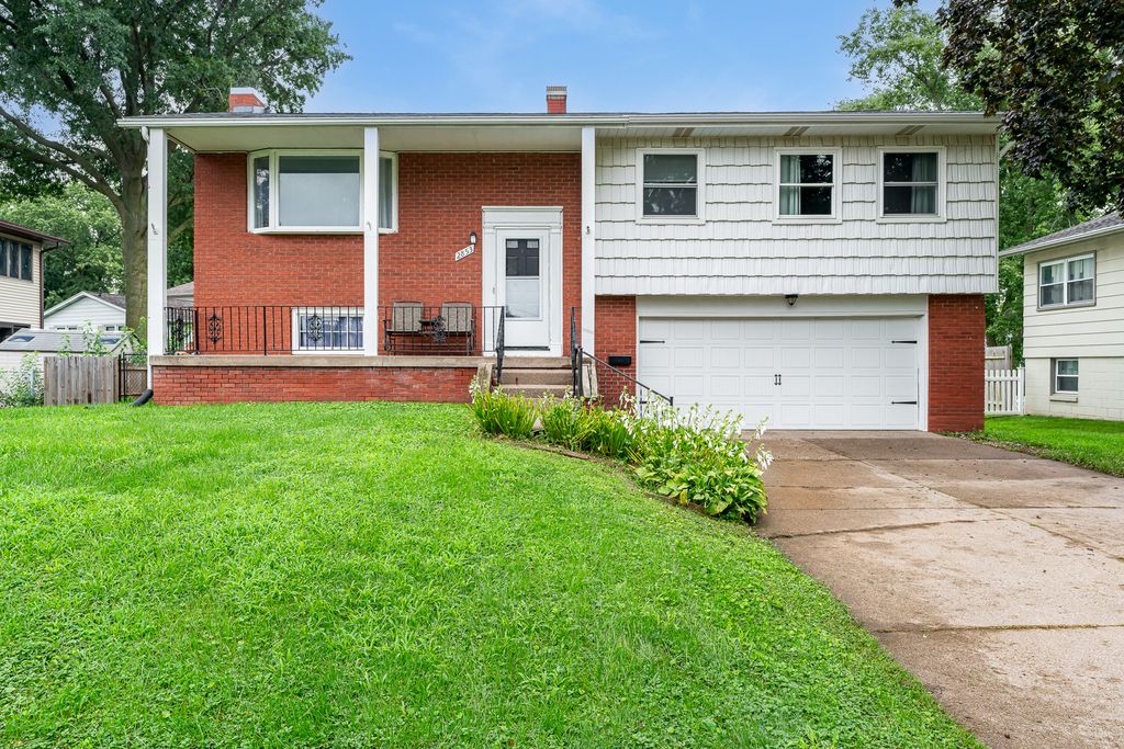 2853 Forest Road, Davenport, IA 52803