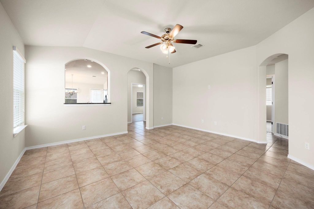 101 Plata LN, Jarrell, TX 76537