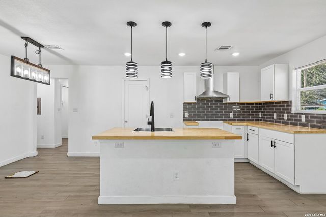 1710 Alametos, San Antonio, TX 78201