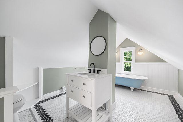 1046 Center St, Dighton, MA 02715