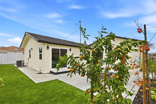 2121 Francis Avenue, Santa Clara, CA 95051