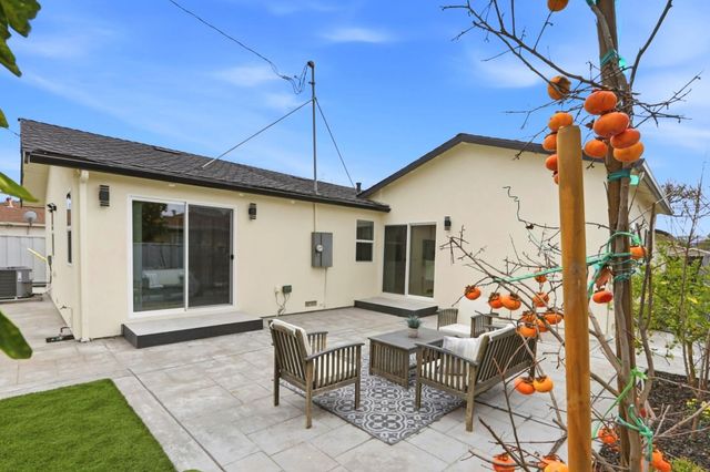 2121 Francis Avenue, Santa Clara, CA 95051