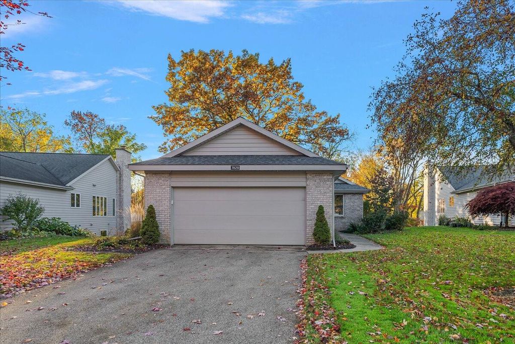 7820 Oakmont Court NE, Rockford, MI 49341