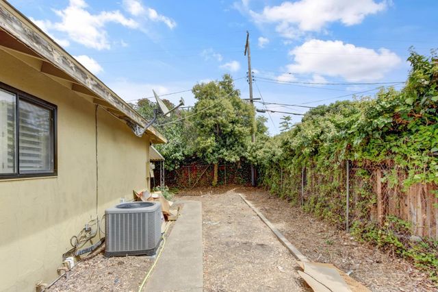 3327 Eisenhower Dr, Sacramento, CA 95826