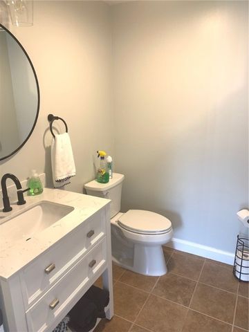 33 Van Zandt Avenue 1, Newport, RI 02840