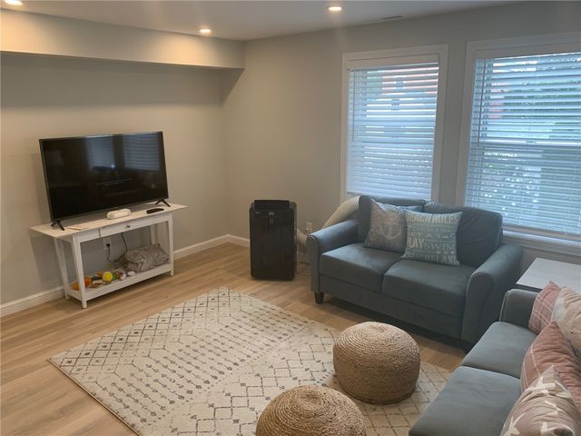 33 Van Zandt Avenue 1, Newport, RI 02840