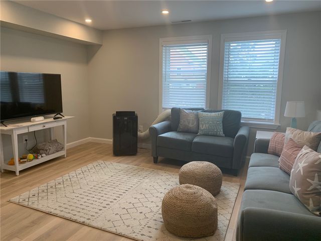 33 Van Zandt Avenue 1, Newport, RI 02840