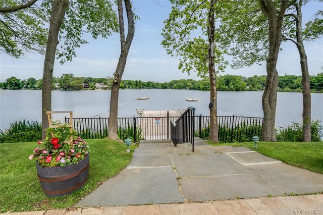 35 Waterside Close, Eastchester, NY 10709