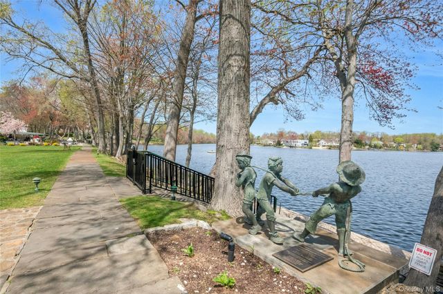 35 Waterside Close, Eastchester, NY 10709