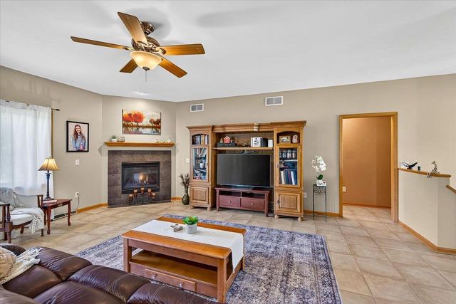 875 Merri-Hill Drive, Oregon, WI 53575