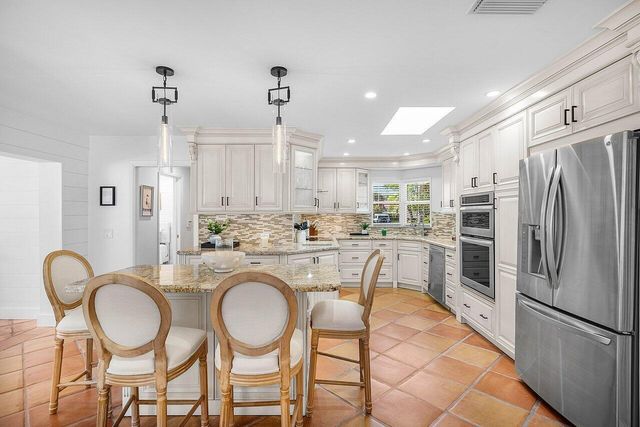 18 Bristol Lane, Boynton Beach, FL 33436