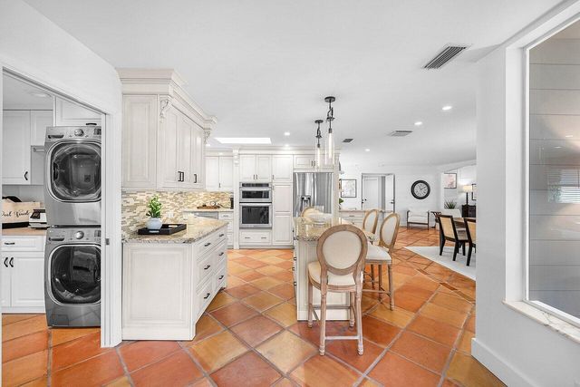 18 Bristol Lane, Boynton Beach, FL 33436