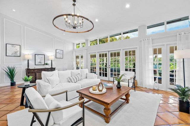 18 Bristol Lane, Boynton Beach, FL 33436