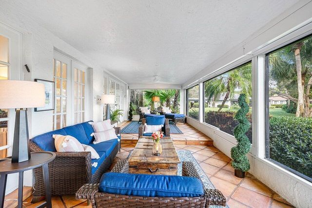 18 Bristol Lane, Boynton Beach, FL 33436