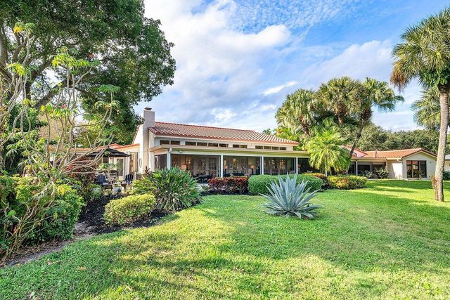 18 Bristol Lane, Boynton Beach, FL 33436