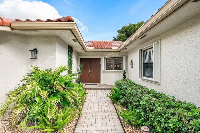 18 Bristol Lane, Boynton Beach, FL 33436
