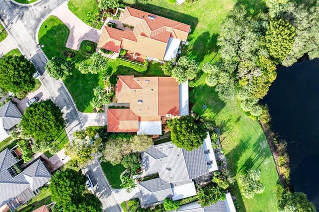 18 Bristol Lane, Boynton Beach, FL 33436