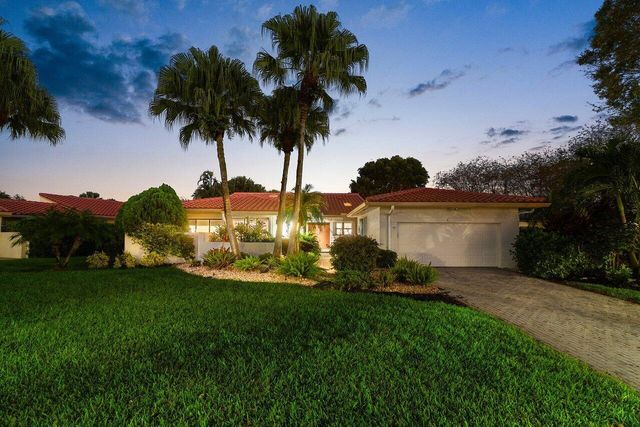 18 Bristol Lane, Boynton Beach, FL 33436
