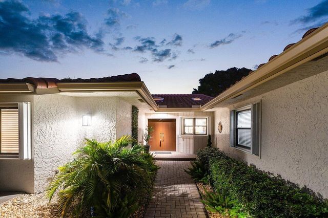 18 Bristol Lane, Boynton Beach, FL 33436