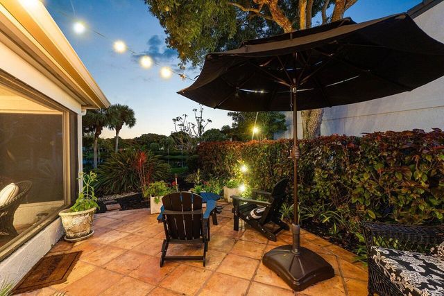 18 Bristol Lane, Boynton Beach, FL 33436