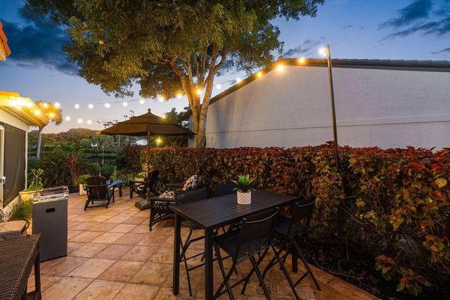 18 Bristol Lane, Boynton Beach, FL 33436